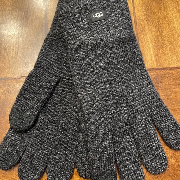 😍😍😍SOLD😍😍😍 UGG KNIT TECH GLOVE CHARCOAL - Picture 3 of 6